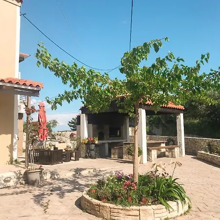 Villeta Nikol Daire Lixouri